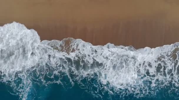 Des vagues courent le long du littoral avec une vue imprenable 