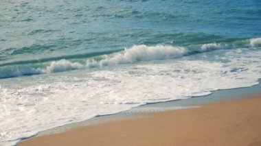 Sandy beach deniz dalgaları ile yıkandıktan. Ağır çekim.