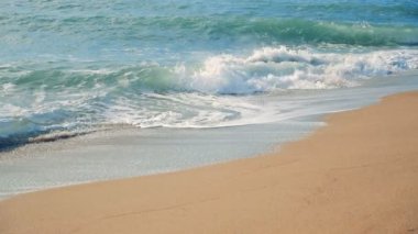 Deniz kıyısı ve turkuaz deniz dalgaları. Ağır çekim