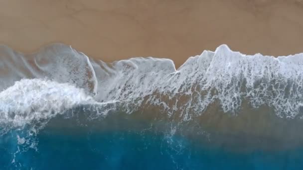 Habos hullámok mosás a tengerpart