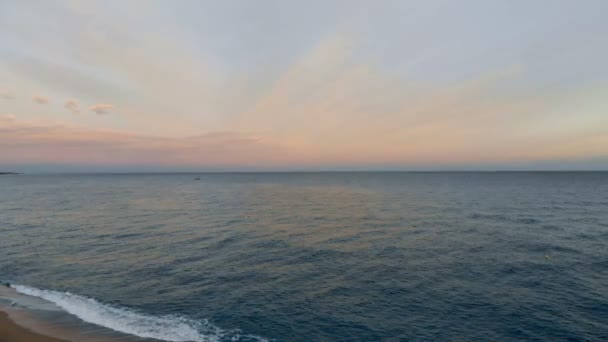 Pôr do sol paisagem marinha com ondas suaves — Vídeo de Stock