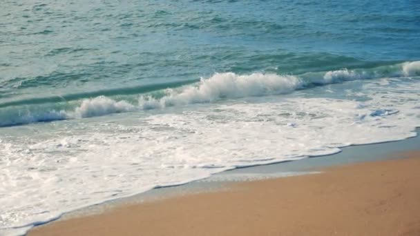 Playa de arena está siendo lavada por las olas del mar. Movimiento lento . — Vídeo de stock