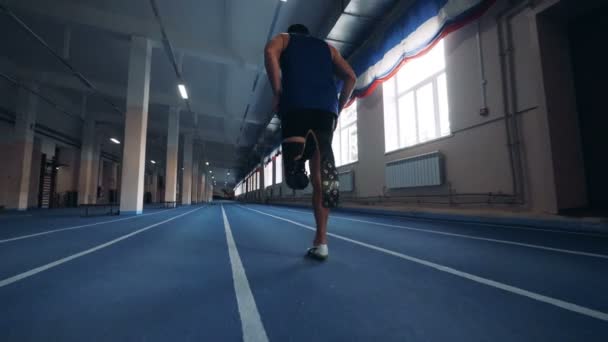 Άτομο με αναπηρία με προσθετικό πόδι που τρέχει, backview. — Αρχείο Βίντεο
