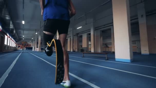 Sportsman jogging, vestindo prótese biônica, visão traseira . — Vídeo de Stock