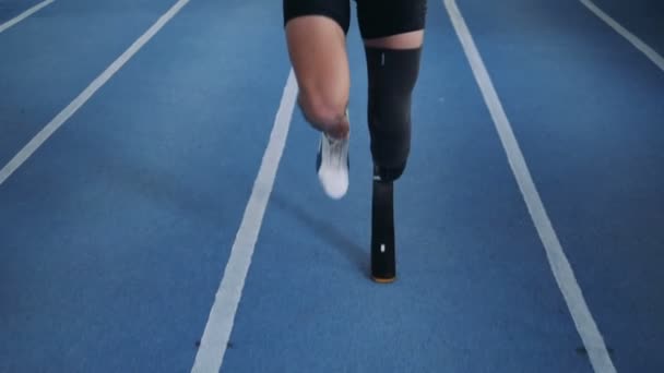 Profesionální běžec s nohu protézu, zblízka. — Stock video
