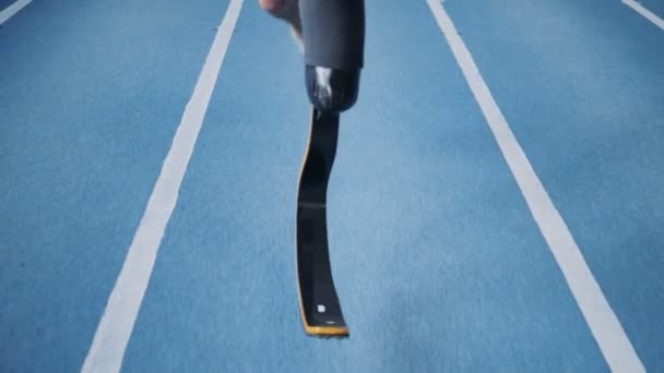 Ο άνθρωπος με το τεχνητό πόδι τρέχει σε ένα κομμάτι της κατάρτισης, κοντινό πλάνο. — Αρχείο Βίντεο