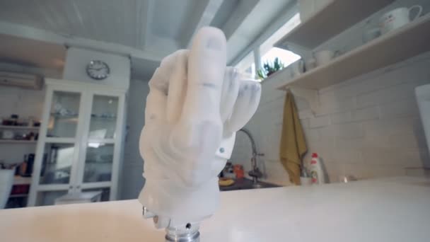 Згорнутий кулак механічної руки — стокове відео