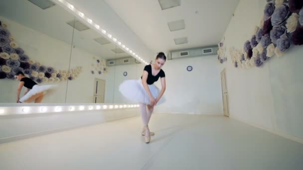 Una dama está practicando ballet bailando en un hermoso estudio — Vídeos de Stock