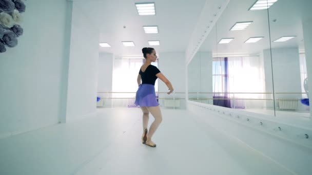 Балерина исполняет танцевальные движения в студии — стоковое видео