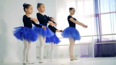 Kızlar hareketleri bale öğretmeni ile pratik vardır