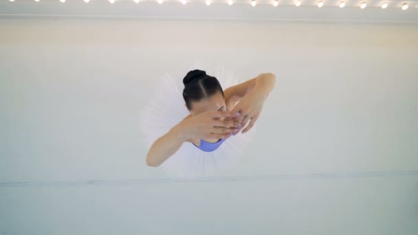 Vue de dessus d'une gracieuse ballerine tournant rond — Video