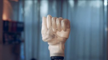 Sibernetik bir yumruk parmakları hareket ediyor