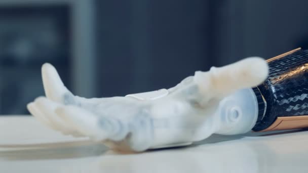 Mechanical fingers of a bionic arm are moving in a close up — Stock Video