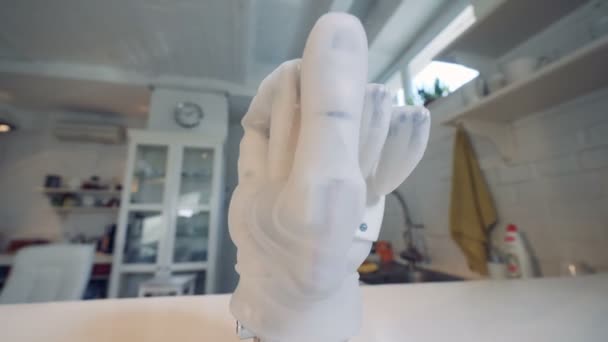 Nahaufnahme einer geballten Faust einer Roboterhand — Stockvideo