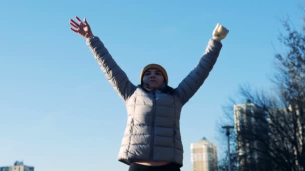 Outdoors working out session of a female with a prosthetic arm — Stock Video