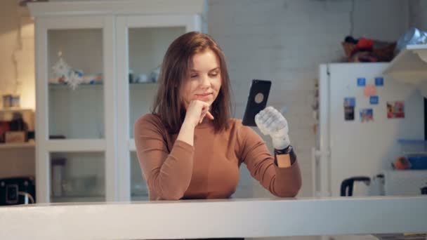 Videocall gjort av en ung kvinna med en bionic arm — Stockvideo