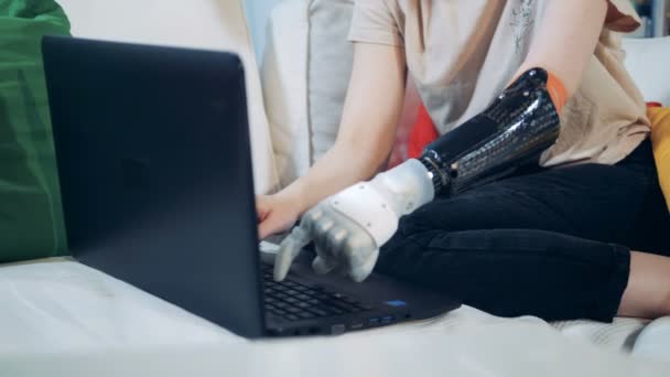 La mano femenina robótica está escribiendo en un portátil — Vídeo de stock