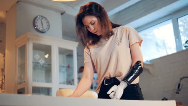 Pagina's van boeken zijn krijgen ingeschakeld door een jonge vrouw met een bionische arm — Stockvideo