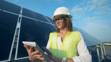 Bir alt türleri bir tablete ans gülümsüyor ve kamera, kapat.