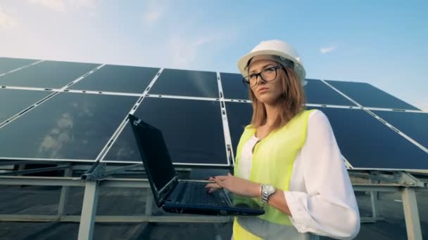 Ingenieurin geht und tippt auf Laptop, aus nächster Nähe. — Stockvideo