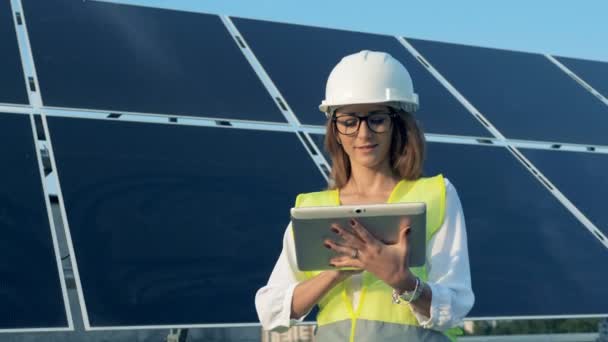 Uma Mulher Sorri Para Câmera Telhado Perto Painéis Solares — Vídeo de Stock