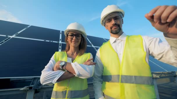 Dos ingenieros mirando una cámara, de cerca . — Vídeos de Stock