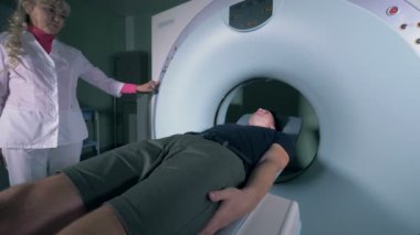 Adam bir yatak, bir hastanede tarama geçiren bırakır.