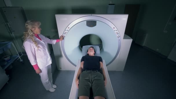 Um homem em uma máquina de tomografia, vista superior . — Vídeo de Stock