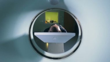 Tomografik bir tarayıcı, bir hastada yakın çekim.