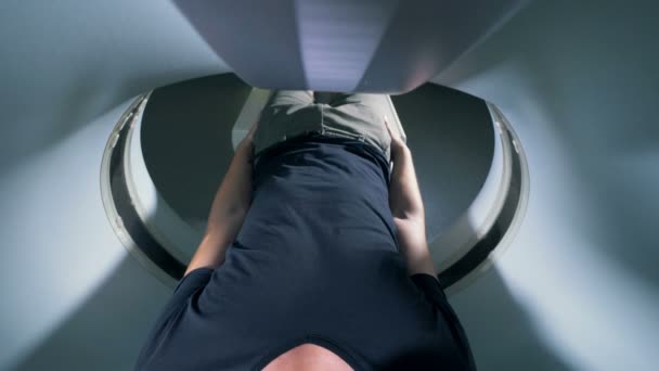 Un scanner tomographique travaillant sur une personne, gros plan . — Video