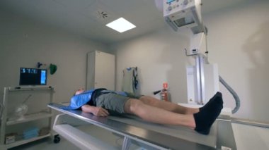 Bir adam bir hastane odasında tarama geçiren yakın çekim.