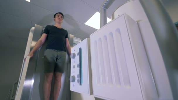 Een Machine Werkt Scannen Persoon Een Kamer — Stockvideo