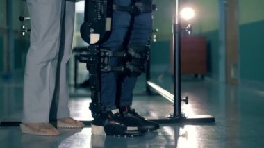 Protez donanımları, giyen kişi eğitim, yakın çekim.