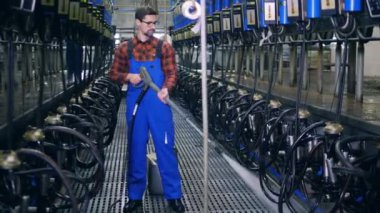 Bir işçinin sağım ekipman yıkar, yakın çekim.