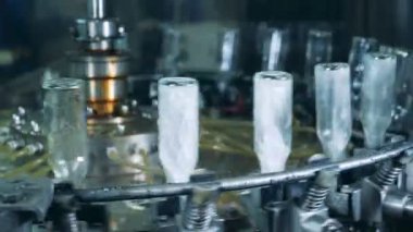 Cam şişeler yıkanmış gelen konveyör döndürme sırasında iç