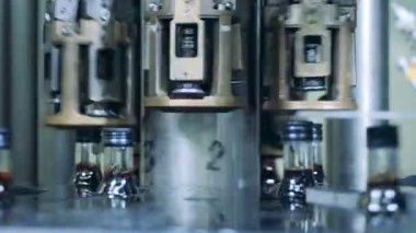 Bir sanayi makinesi hareket büyük harfler ile şişe boyunlu yakın çekim