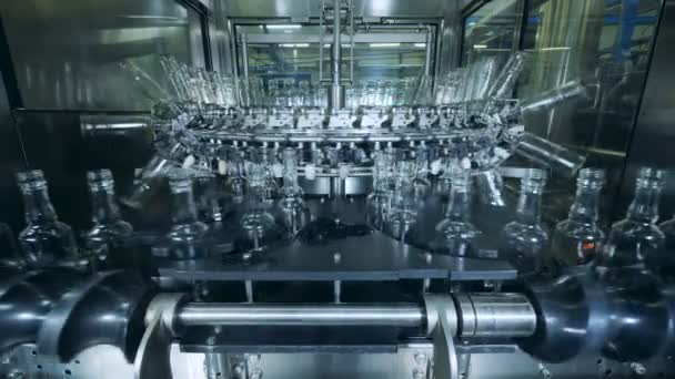 Botol kaca kosong akan direlokasi oleh mekanisme industri — Stok Video