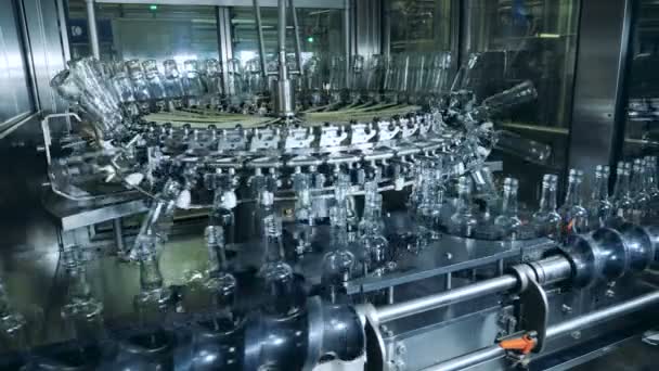 Mecanismo de fábrica maciça está realocando garrafas de vidro — Vídeo de Stock