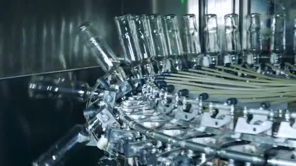 Glazen Flessen Zijn Verlaagd Krijgen Met Een Mechanisme Van Fabriek — Stockvideo