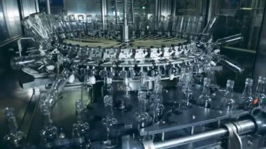 Ele geçen ve doldurulmamış cam şişeler ışınlama hareket ediyor. 4k