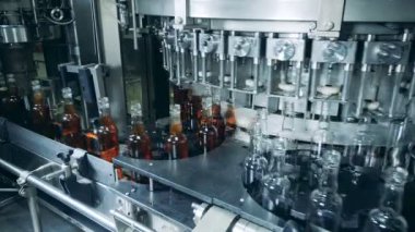 Fabrika ışınlama boş ve dolu bira şişeleri yerini değiştirme