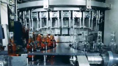 Cam şişe bira ile bir sanayi makinesi tarafından doldurulur