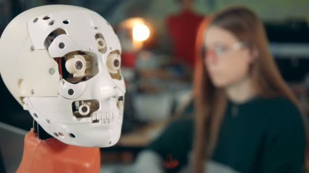 Robot pohybuje její oči. Futuristické humanoid a inženýr. — Stock video