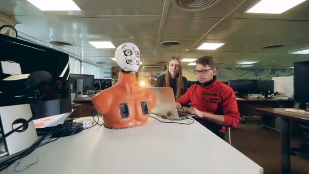 Donna e uomo che controllano il droide in laboratorio, da vicino . — Video Stock
