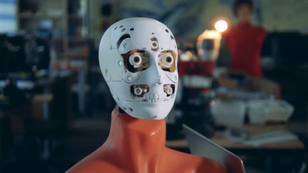 Humanoïde automatisé bougeant son visage, gros plan . — Video