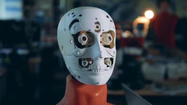 El robot moderno mueve las partes de la persona, se acercan . — Vídeo de stock