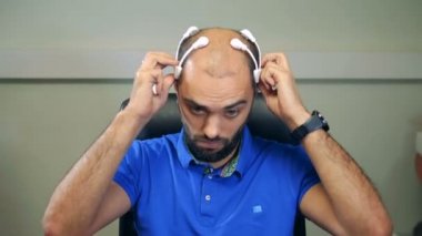 Bir adamla Brainwave tarama bilgisayarla çalışma kulaklık.