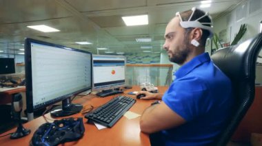 Erkek mühendis denetimleri bilgisayar özel Brainwave tarama kulaklık kullanarak