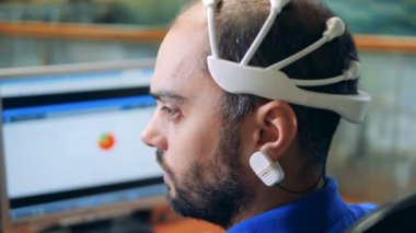 Özel sensörler Brainwave tarama bir baş, sırt görünüm giyen bir mühendis.