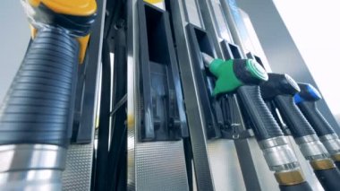 Kırmızı saplı yakıt tabanca geri pompa bir kişi tarafından konur